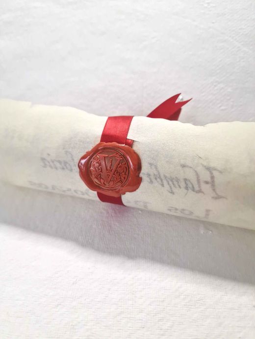 Escritos a Mano en Pergamino Minimalista