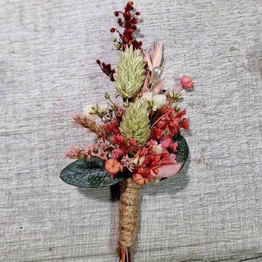Solapa floral para novio con flores campestres y preservadas