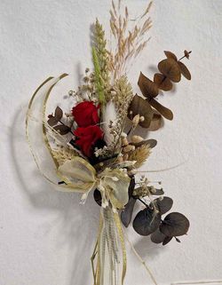 Ramillete decorativo con rosas y flores preservadas