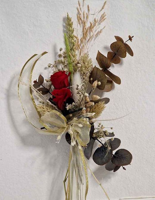 Ramillete decorativo con rosas y flores preservadas