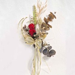 Ramillete decorativo con rosas y flores preservadas