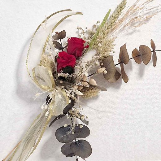 Ramillete decorativo con rosas y flores preservadas