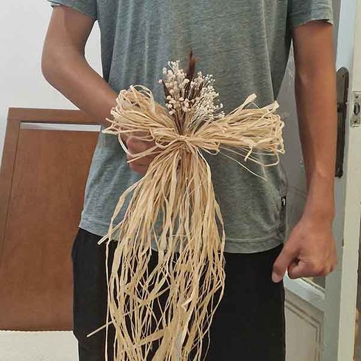 Lazo de Rafia Natural con Flores