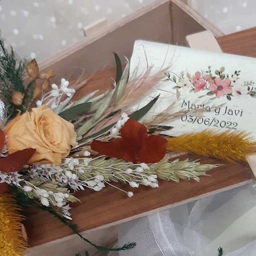 Poesía con caja madera y Flores