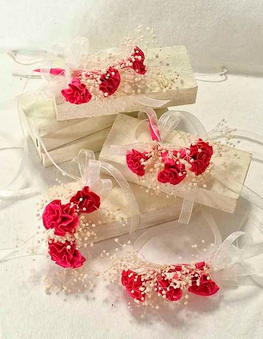 Pulseras con Tres Claveles de Colores