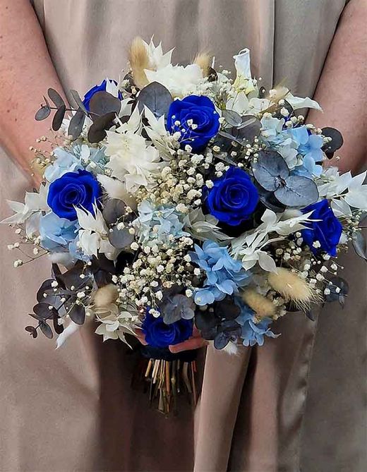 Ramo de Rosas Azules y Calas