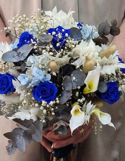 Ramo de Rosas Azules y Calas