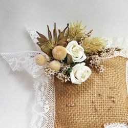 Regalo cojín con flor seca y encaje