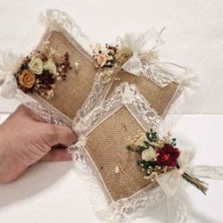 Regalo cojín con flor seca y encaje