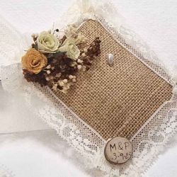 Regalo cojín con flor seca y encaje