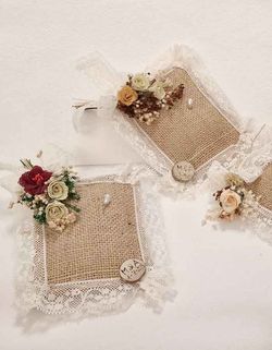 Regalo cojín con flor seca y encaje