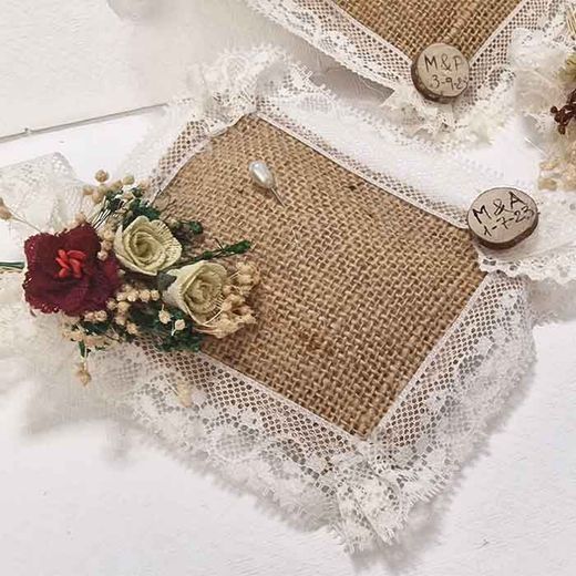 Regalo cojín con flor seca y encaje