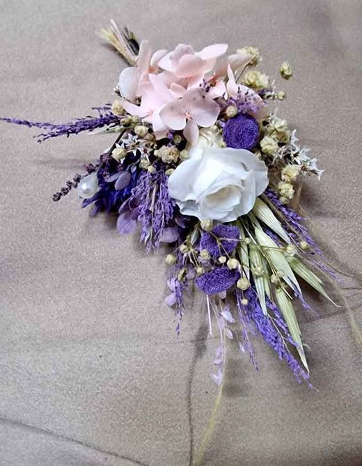 Dos ramilletes de flores para el novio con gardenia y otro más pequeño para el padrino