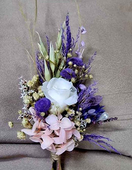 Dos ramilletes de flores para el novio con gardenia y otro más pequeño para el padrino