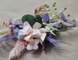 Dos ramilletes de flores para el novio con gardenia y otro más pequeño para el padrino