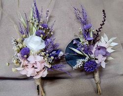 Dos ramilletes de flores para el novio con gardenia y otro más pequeño para el padrino