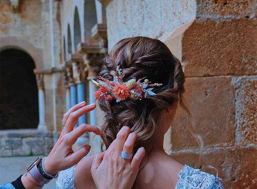 Tocado con peineta cascada boho