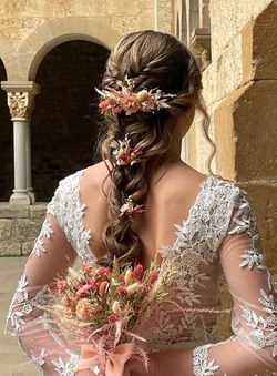 Tocado con peineta cascada boho