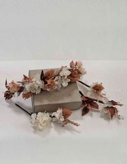 Tocado y Cinco Flores en Cascada Camel