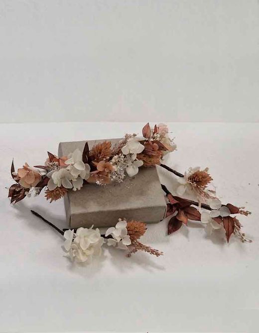 Tocado y Cinco Flores en Cascada Camel