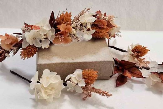 Tocado y Cinco Flores en Cascada Camel