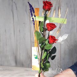 Tres Rosas Rojas Preservadas y Estructura