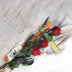 Tres Rosas Rojas Preservadas y Estructura