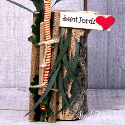 Una Rosa con Senyera en Tótem de Madera